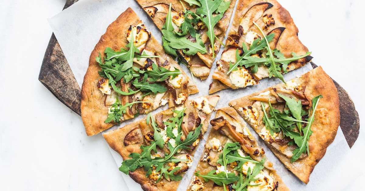ØKOLOGISK PIZZA MED ÆBLE, GEDEOST & BACON